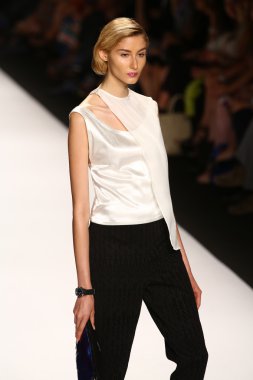 Pist (Sandhya Garg) gösteri projesi