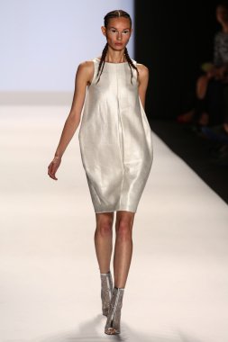 Pist (Alexander Knox) gösteri projesi