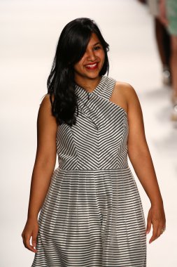 Sandhya Garg seyirci Project Runway Show'da selamlıyor.