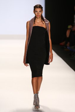 Pist (Alexander Knox) gösteri projesi