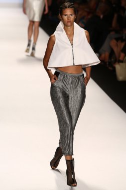 Pist (Alexander Knox) gösteri projesi