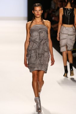 Pist (Alexander Knox) gösteri projesi