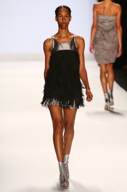 Pist (Alexander Knox) gösteri projesi