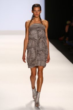 Pist (Alexander Knox) gösteri projesi