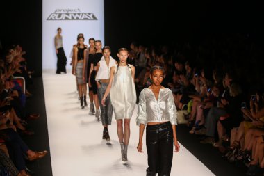 Pist (Alexander Knox) gösteri projesi