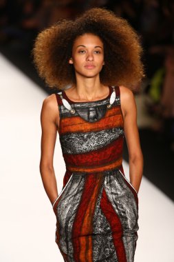 Pist (Fade Zu Grau) gösteri projesi