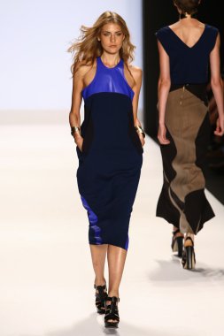 Pist (Amanda Valentine) gösteri projesi