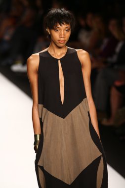 Pist (Amanda Valentine) gösteri projesi