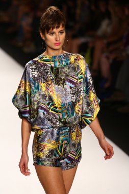 Pist (Char Glover) gösteri projesi