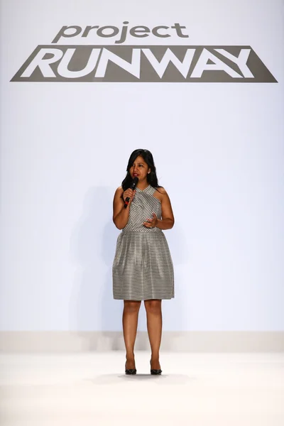 Sandhya Garg saluta il pubblico allo spettacolo Project Runway — Foto Stock