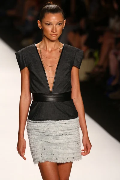 Project Runway (Kini Zamora) mostrar — Foto de Stock