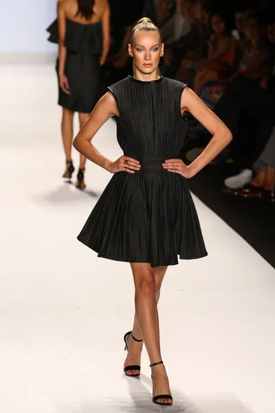 Project Runway (Kini Zamora) mostrar —  Fotos de Stock