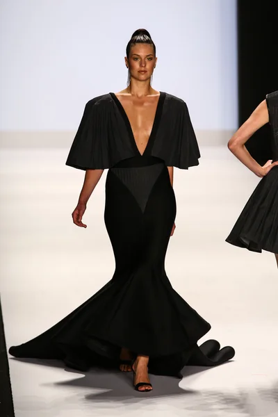 Project Runway (Kini Zamora) mostrar — Foto de Stock