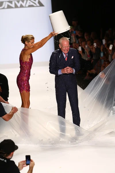 Heidi Klum häller is på Tim Gunn för Als is hink utmaningen — Stockfoto