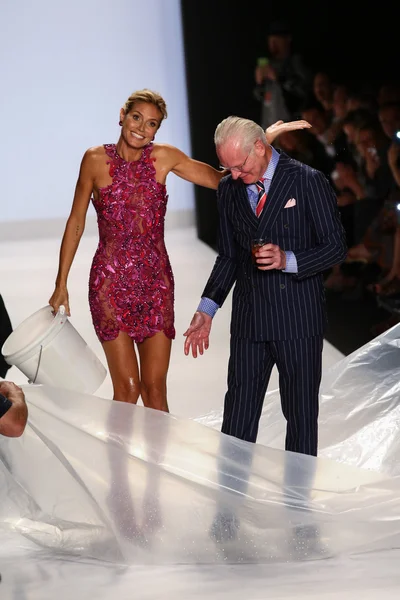 Heidi Klum derrama hielo sobre Tim Gunn para el desafío del cubo de hielo de ALS — Foto de Stock