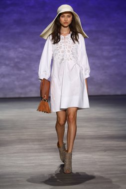 Rebecca Minkoff defile Mercedes-Benz Moda Haftası sırasında