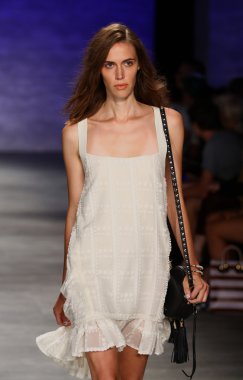 Rebecca Minkoff defile Mercedes-Benz Moda Haftası sırasında