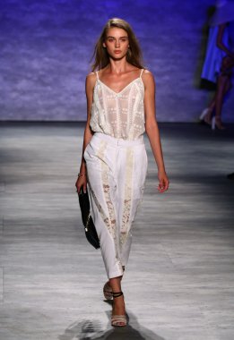 Rebecca Minkoff defile Mercedes-Benz Moda Haftası sırasında