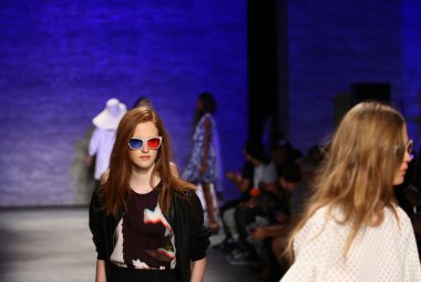Rebecca Minkoff defile Mercedes-Benz Moda Haftası sırasında