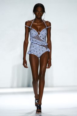 Zimmermann moda gösterisi sırasında Mbfw