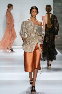 Zimmermann moda gösterisi sırasında Mbfw