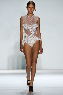Zimmermann moda gösterisi sırasında Mbfw