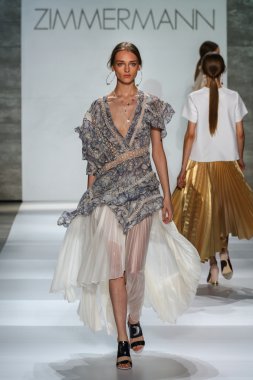 Zimmermann defile Mercedes-Benz Moda Haftası sırasında