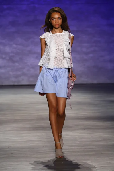 Rebecca Minkoff modeshow — Stockfoto