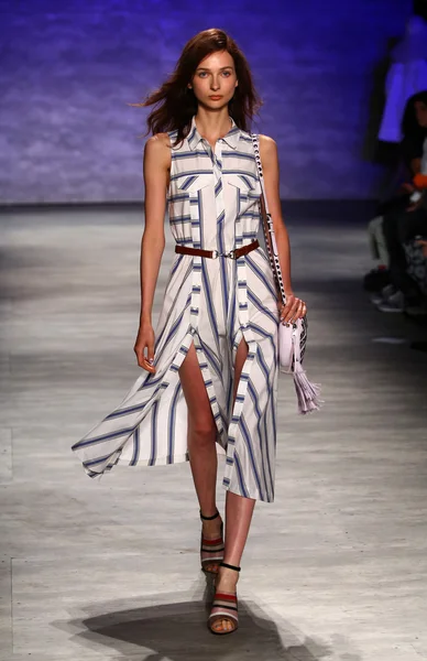 Rebecca Minkoff modeshow tijdens de Mercedes-Benz Fashion Week — Stockfoto