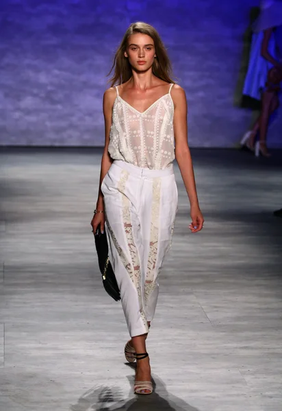 Rebecca Minkoff fashion show during Mercedes-Benz Fashion Week — Stock Photo, Image