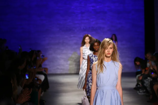 Rebecca Minkoff divatbemutató, Mercedes-Benz FashionWeek során — Stock Fotó