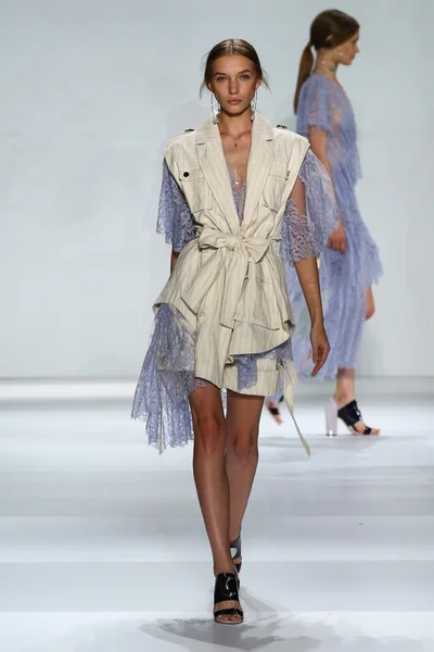 Desfile de moda Zimmermann durante la Semana de la Moda Mercedes-Benz — Foto de Stock