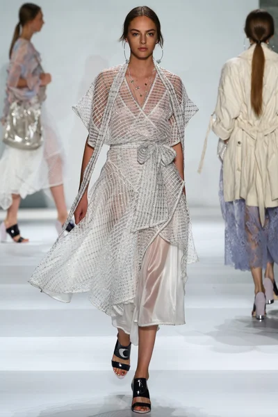 Zimmermann modevisning under Mercedes-Benz Fashion Week — Stockfoto