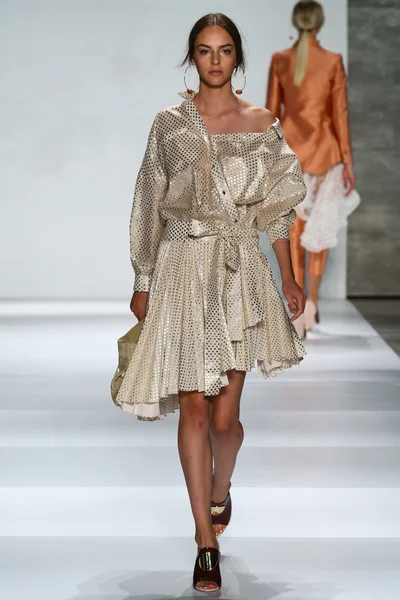 Επίδειξη μόδας Zimmermann κατά τη διάρκεια της Mercedes-Benz Fashion Week — Φωτογραφία Αρχείου