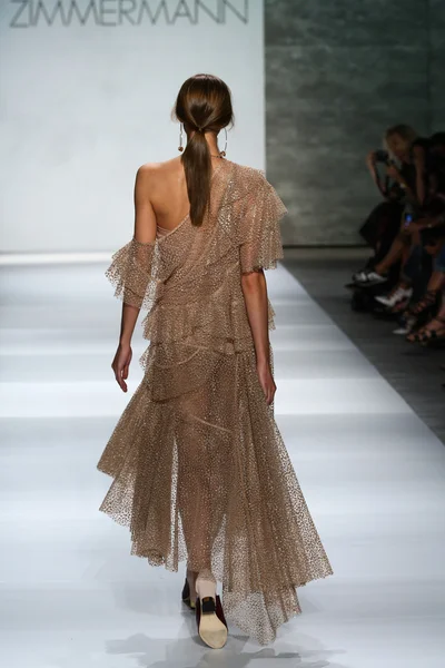 Desfile de moda Zimmermann durante la Semana de la Moda Mercedes-Benz —  Fotos de Stock