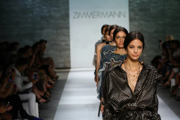 Desfile de moda Zimmermann durante la Semana de la Moda Mercedes-Benz — Foto de Stock