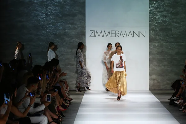 Desfile de moda Zimmermann durante la Semana de la Moda Mercedes-Benz —  Fotos de Stock