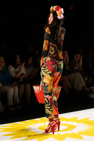 Desigual tijdens de Mercedes-Benz Fashion Week — Stockfoto