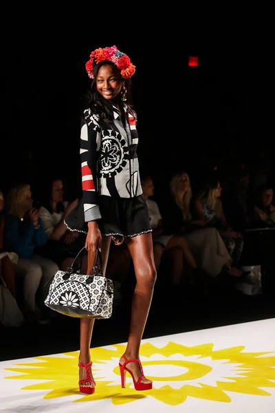 Desigual during Mercedes-Benz Fashion Week — Stock Photo, Image