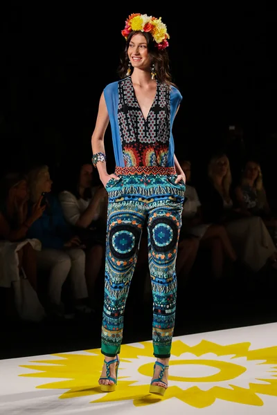 Desigual under Mercedes-Benz Fashion Week – stockfoto