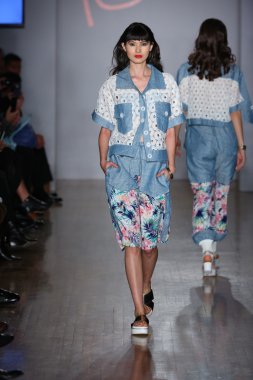 Modeli pist Emporium sunu için yürüyor