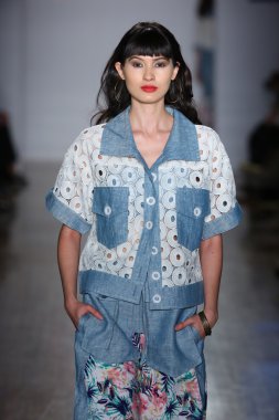 Modeli pist Emporium sunu için yürüyor