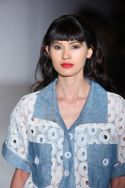 Modeli pist Emporium sunu için yürüyor