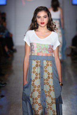 Modeli pist Emporium sunu için yürüyor