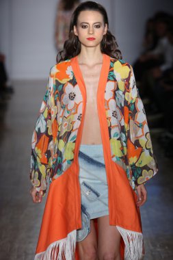 Modeli pist Emporium sunu için yürüyor