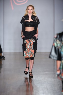 Modeli pist Emporium sunu için yürüyor