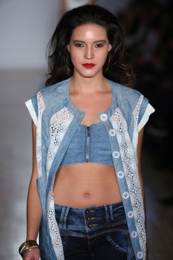 Modeli pist Emporium sunu için yürüyor