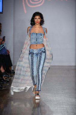 Modeli pist Emporium sunu için yürüyor