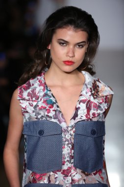 Modeli pist Emporium sunu için yürüyor