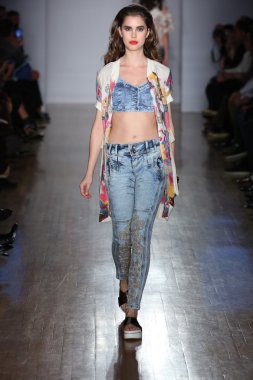 Modeli pist Emporium sunu için yürüyor